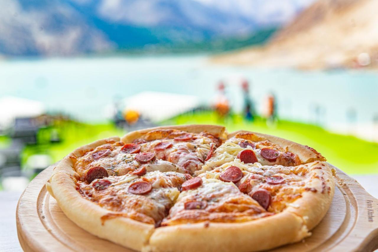 Luxus Hunza Attabad Lake Resort Karimabad  Exterior foto